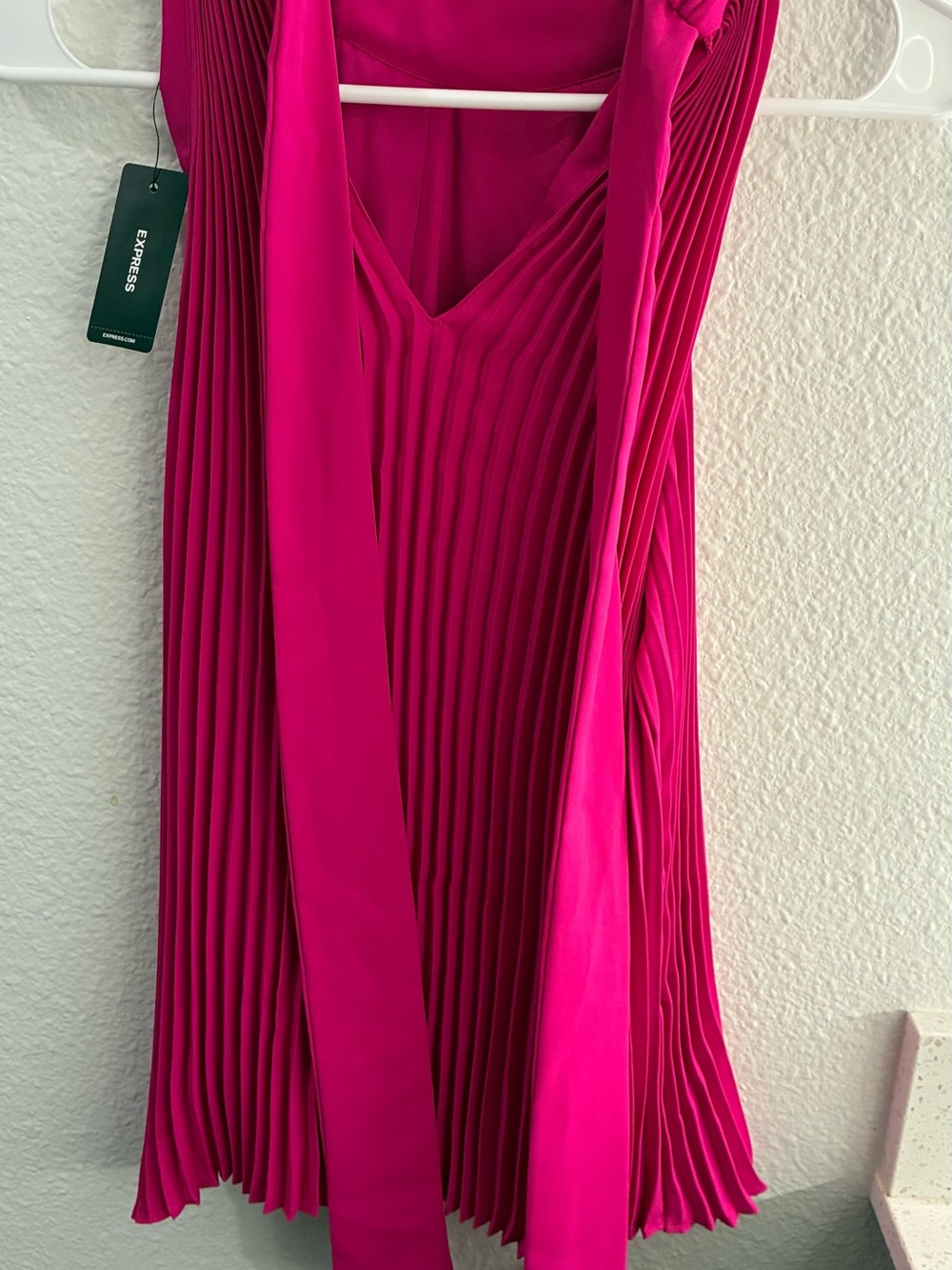Express Fuchsia Pleated Sleeveless Blouse - Picture 2 of 3